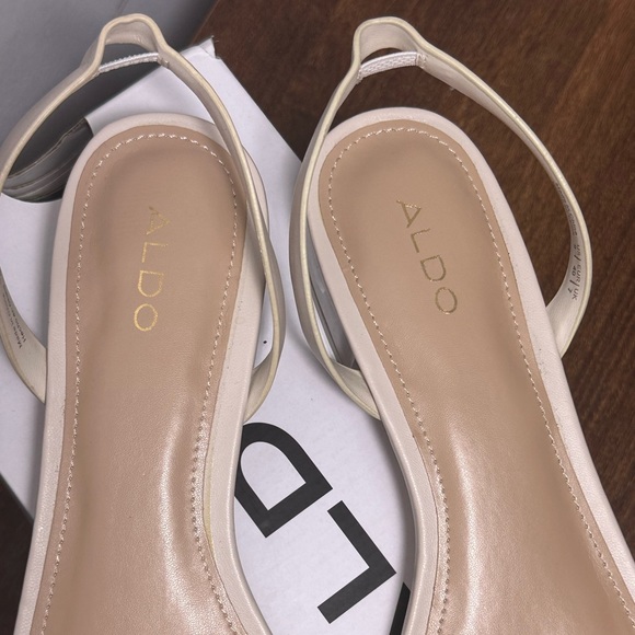 Aldo super chic and comfortable white Macyflex sandals with lucite heel - Picture 4 of 8